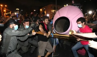Enfrentamiento entre la policía y ciudadanos en Tel Aviv.
