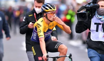 Primoz Roglic festeja su primera victoria en esta Vuelta a España. 