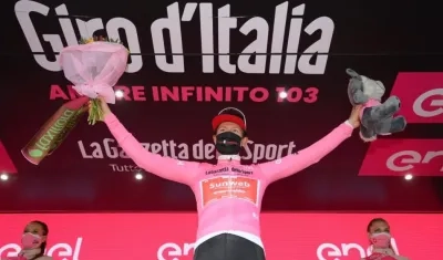 Wilco Kelderman, con la camiseta de líder del Giro. 