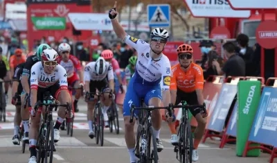 El ciclista irlandés del Deceuninck Quick Step Sam Bennett celebra su victoria.