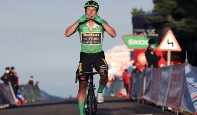 Primoz Roglic festeja su victoria en la Vuelta a España. 