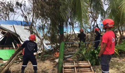 Bomberos y Armada trabajan en la isla para ayudar a familias afectadas.