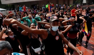 Bailarines de salsa realizan un plantón pidiendo que en Cali se celebre la tradicional feria de fin de año de manera virtual, hoy en Cali (Colombia).