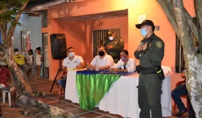 Reunión de la Policía y la Alcaldía con los habitantes del barrio Ferrocarril. 