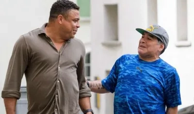 Ronaldo y Diego Maradona caminan por la calle. 