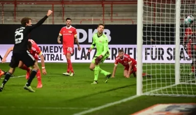 Thomas Müller celebra luego del gol de Robert Lewandowski.