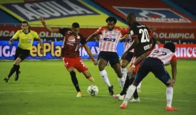 Didier Moreno incursionando en jugada ofensiva.