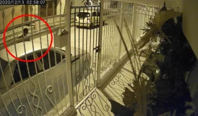 Momento del intento de robo a un vehículo en Costa Hermosa. 