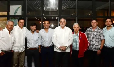 El alcalde Jaime Pumarejo y su delegación con el presidente de la Confederación de Béisbol del Caribe, Juan Francisco Puello.