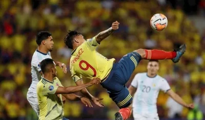 Ricardo Márquez de Colombia salta por el balón.