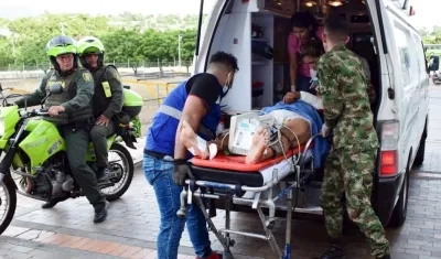 Fotografía del traslado de un hombre herido a la Clínica Medical Duarte de la ciudad de Cúcuta.