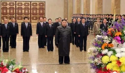 Kim visitó el mausoleo junto a otros altos cargos del régimen.