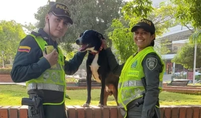 Agentes de la Policía junto a canino hallado.