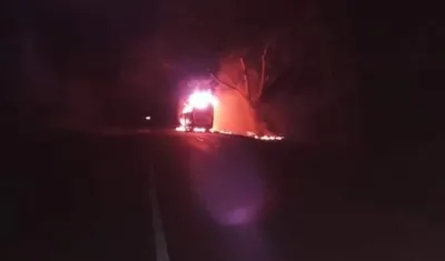 Desconocido bajaron al conductor del bus y le prendieron fuego al vehículo.