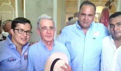 El Senador Álvaro Uribe y José Guillermo Hernández, en el centro de la foto.
