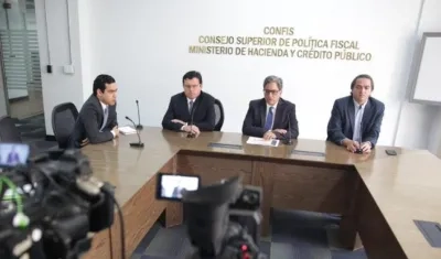 Ministro de Hacienda, Alberto Carrasquilla, explica las medidas.