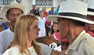 Gobernadora Elsa Noguera saluda a adultos mayores.