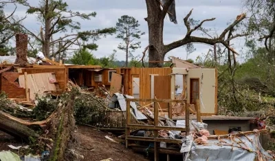 Detalle de una vivienda destrozada por el paso de un tornado en Soso, Mississippi (Estados Unidos), este lunes.