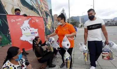 La presidenta de Sintrasexco, Fidelia Suárez entrega mercados a sus afiliadas.