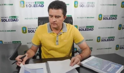 El Alcalde Rodolfo Ucrós, revisando el Plan.