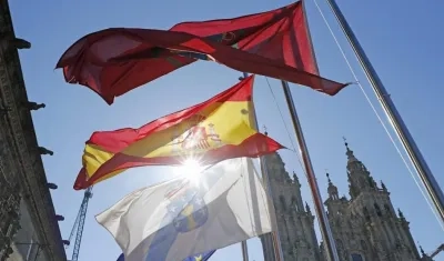 Banderas a media asta en la plaza del Obradoiro de Santiago de Compostela.