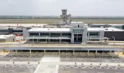 La nueva fachada del aeropuerto Ernesto Cortissoz vista desde un dron.
