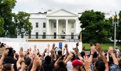 Manifestantes se reúnen frente a la Casa Blanca durante una protesta por George Floyd en Mineápolis.