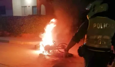La motocicleta de la Policía incinerada en Polonuevo.