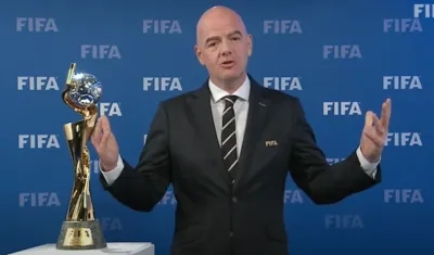 El presidente de la FIFA anunciando la decisión del Mundial a Australia y Nueva Zelanda.