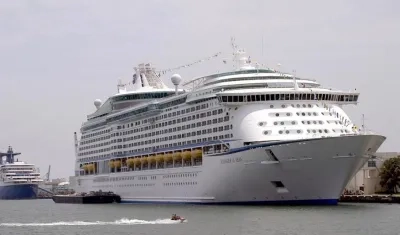Barco propiedad de la línea de cruceros Royal Caribbean International, en el Puerto de Miami. 
