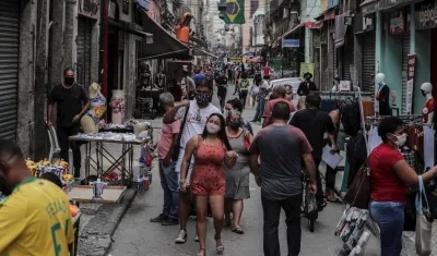 Decenas de personas caminan por el centro comercial de Saara en Río de Janeiro (Brasil). 
