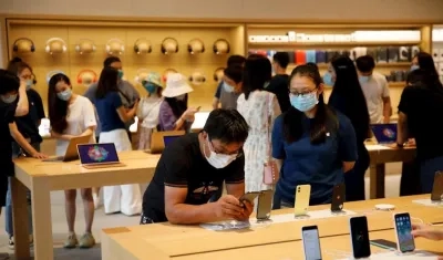 Clientes de nueva tienda de Apple en Pekín.