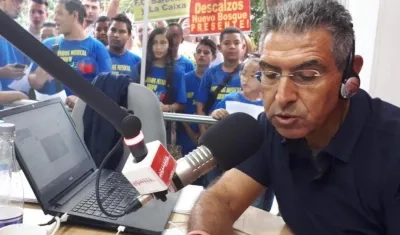El periodista Jorge Cura Amar, en plena emisión del noticiero.