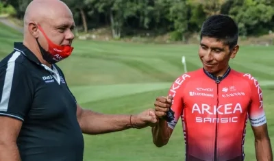 El director del Arkea, Emmanuel Hubert, y el ciclista Nairo Quintana.