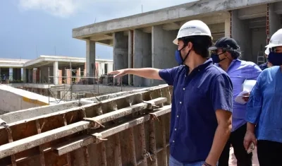 El alcalde Jaime Pumarejo visitando la IED en construcción en Las Gardenias.