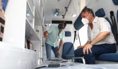 El Alcalde Jaime Pumarejo y el Viceministro Luis Alexander Moscoso, en una de las ambulancias.