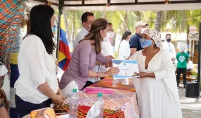 Vicepresidenta entrega certificación a artesana guajira.