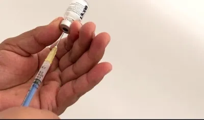 Personal de salud comenzó a recibir la vacuna en México.