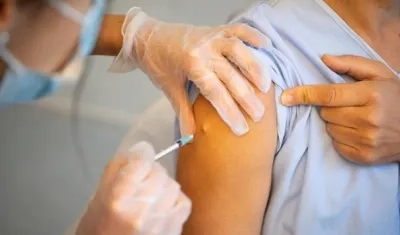 La vacunación comienza en febrero en Colombia, mediante dos fases.