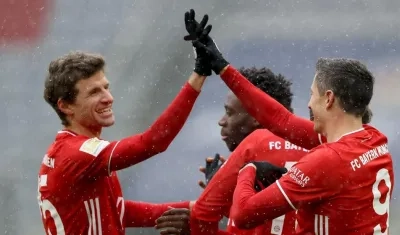 Thomas Müller y Robert Lewandowski se felicitan tras el gol del triunfo. 