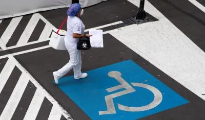 Una enfermera camina rumbo al Hospital IESS del Sur, que concentra gran cantidad de pacientes con síntomas relacionados a la covid-19 hoy, en Quito (Ecuador). 