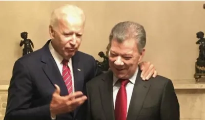 Joe Biden, en un encuentro de hace algunos años con el expresidente Juan Manuel Santos.