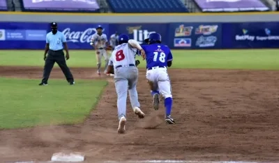 Tito Polo roba la segunda base, perseguido por José Brizuela. 