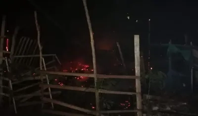 Las viviendas de madera destruidas por las llamas. 