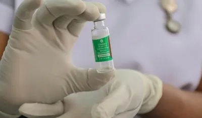 Una enfermera prepara una dosis de la vacuna de Oxford-AstraZeneca en Colombo, Sri Lanka. 