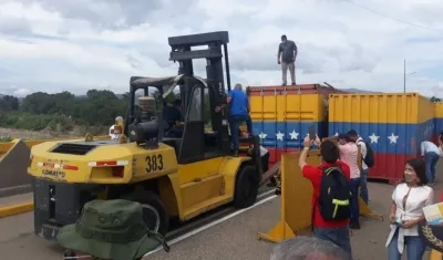 Retiro del contenedor que bloquea la frontera entre Colombia y Venezuela.