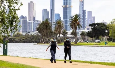 Varias personas realizan ejercicio en el Albert Park Lake en Melbourne, Victoria, Australia. 