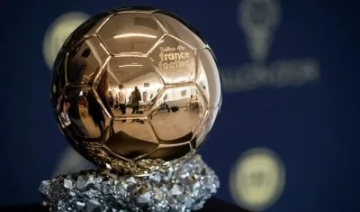 Trofeo Balón de Oro, al mejor jugador de la temporada. 