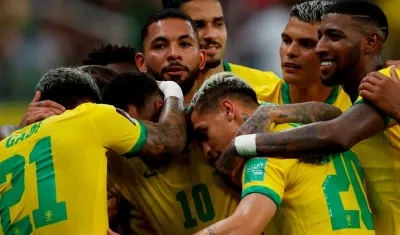 - Gabigol (i) de Brasil celebra hoy con sus compañeros tras anotar contra Uruguay, durante un partido por las eliminatorias sudamericanas para el Mundial de Catar 2022.