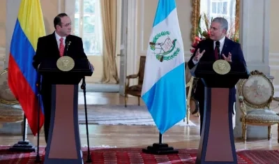 Los presidentes de Guatemala, Alejandro Giammattei (i) y Colombia (d) Iván Duque hablan hoy, desde la Casa de Nariño en Bogotá.